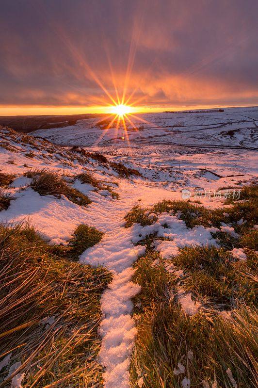 冬季雪日出，Mam Tor, Peak区，英格兰，英国